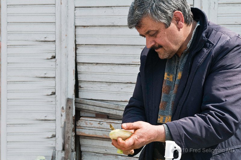 20100403_135529 D300.jpg - Preparing an artichoke, Yenikoy